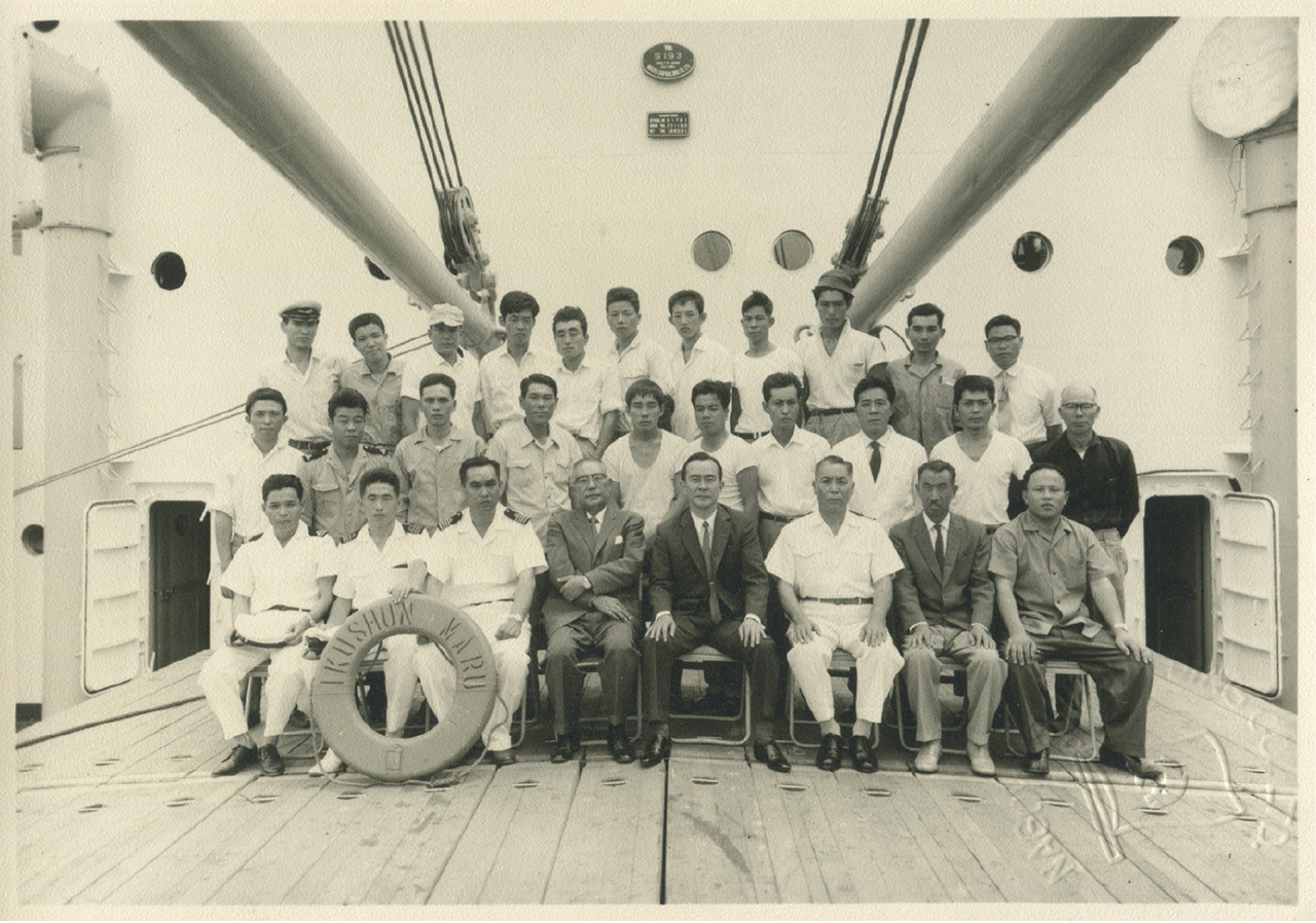 幾春丸の甲板で記念撮影をする橋本昭一